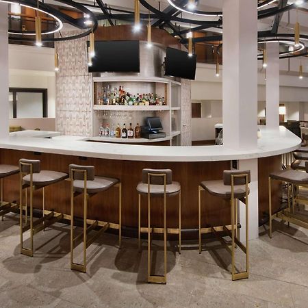Embassy Suites Тайсънс Корнър Екстериор снимка