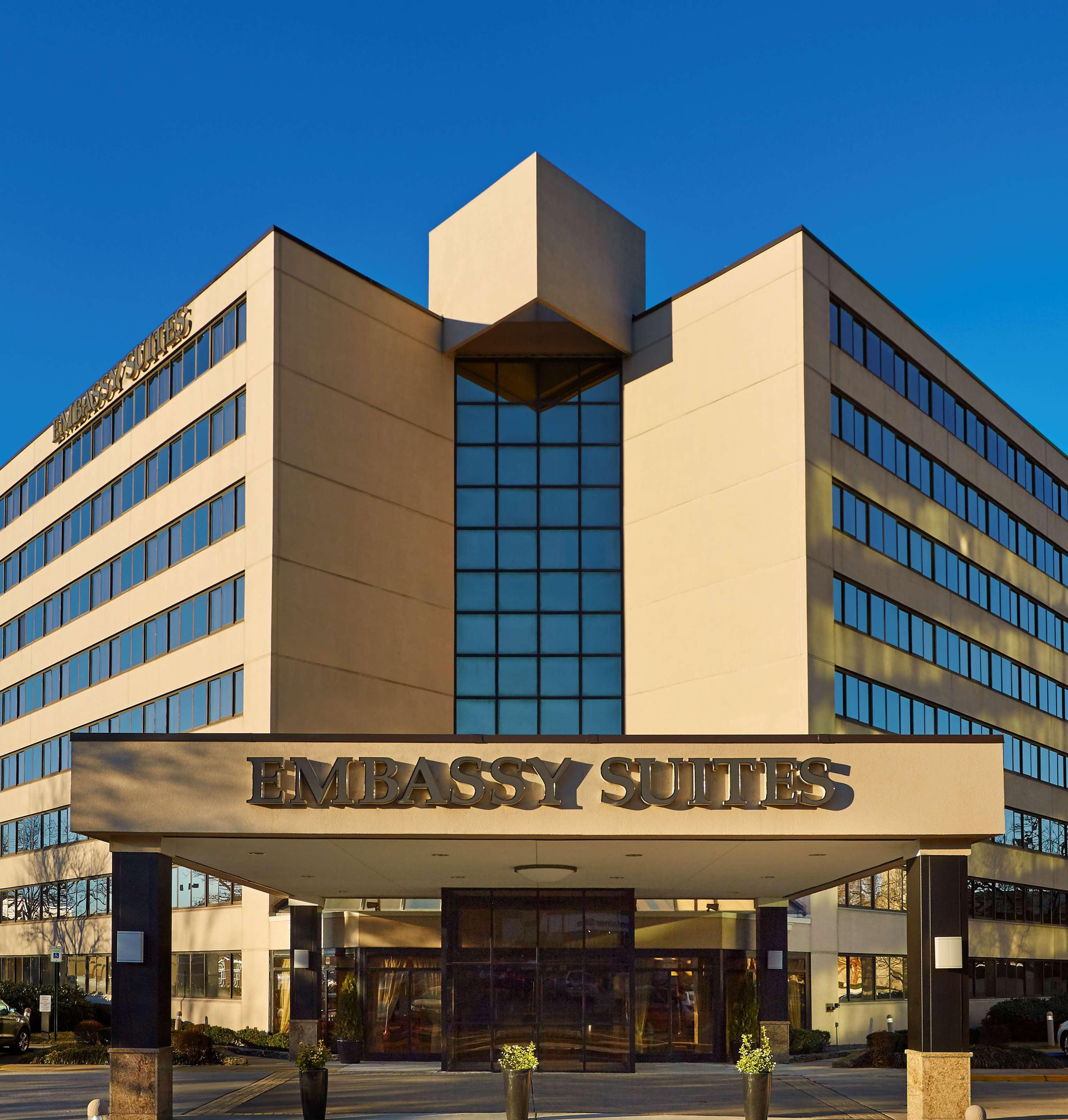 Embassy Suites Тайсънс Корнър Екстериор снимка