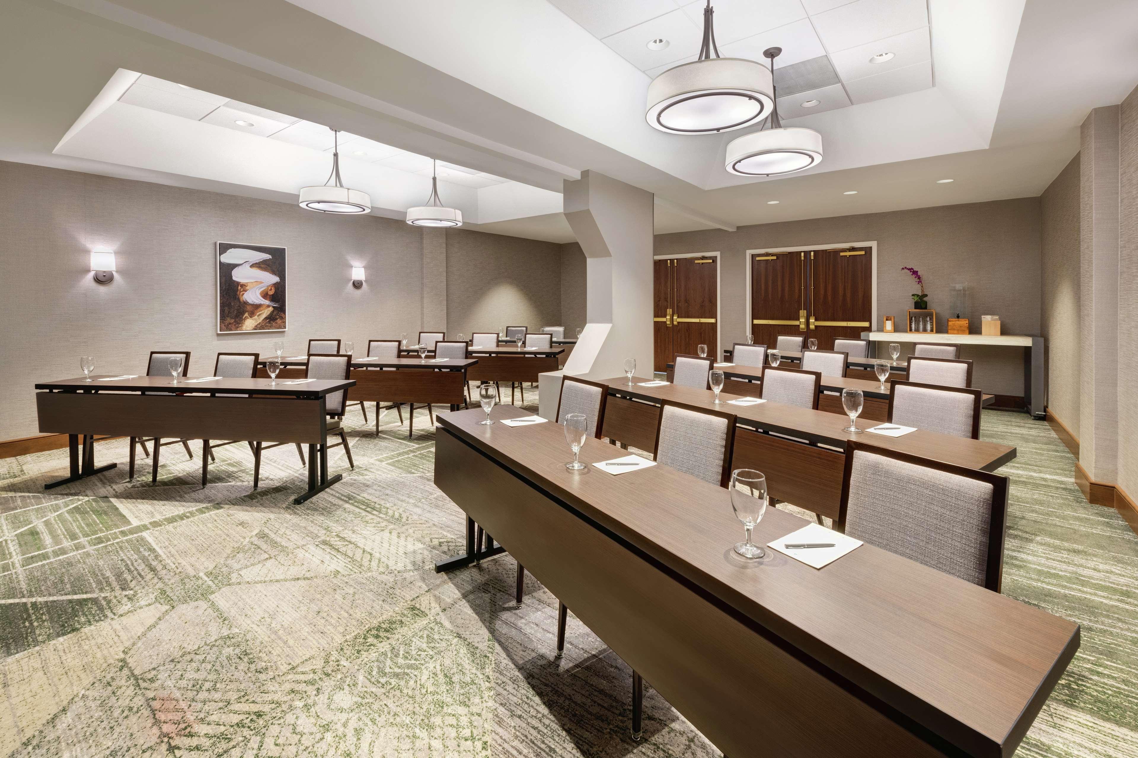 Embassy Suites Тайсънс Корнър Екстериор снимка