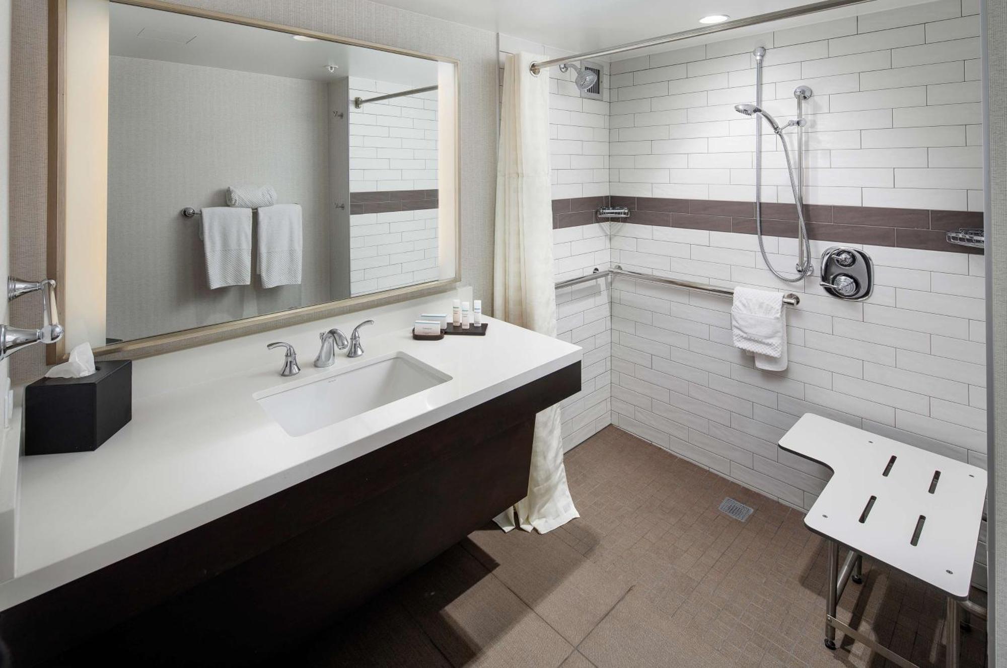Embassy Suites Тайсънс Корнър Екстериор снимка