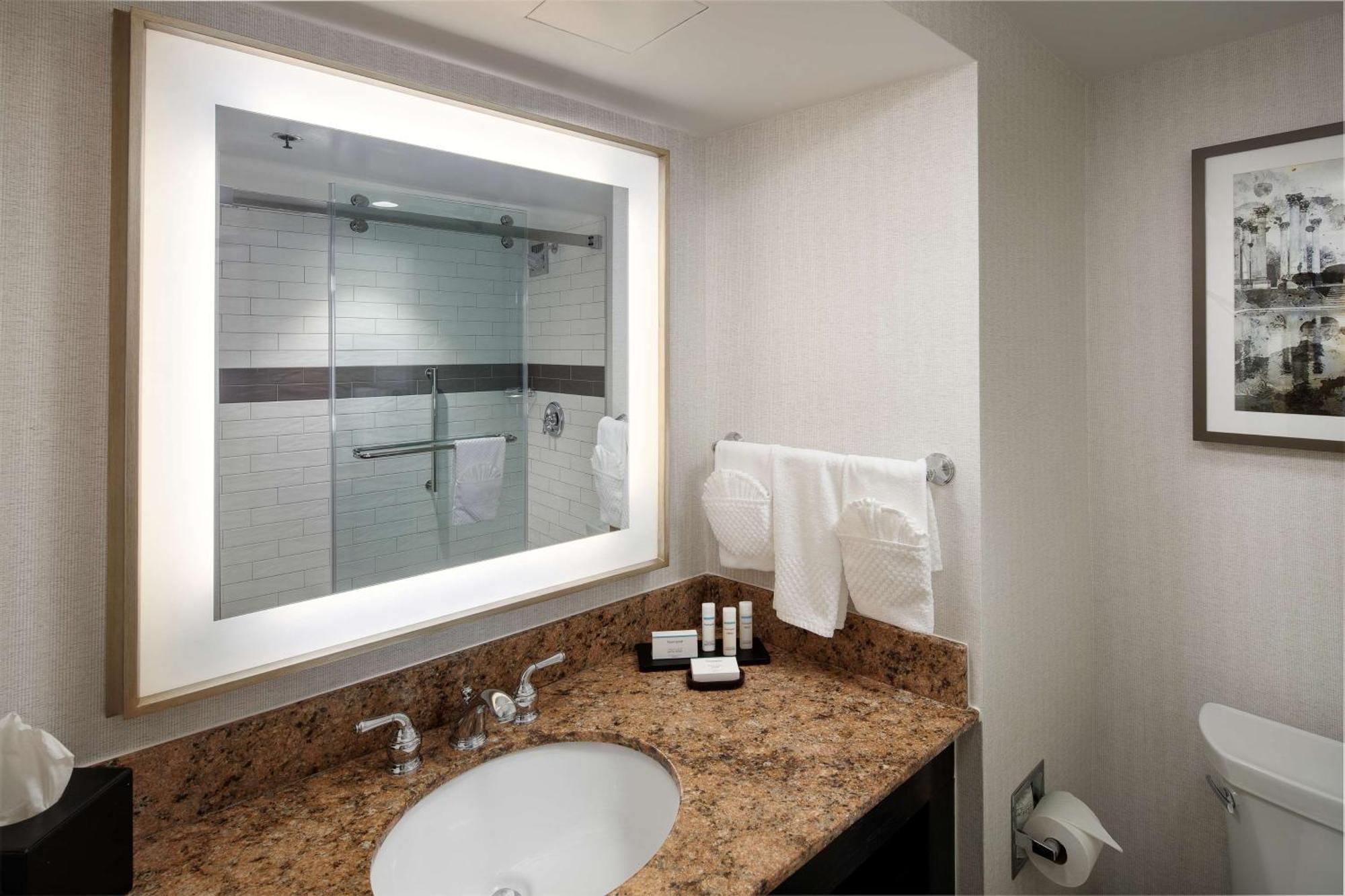 Embassy Suites Тайсънс Корнър Екстериор снимка