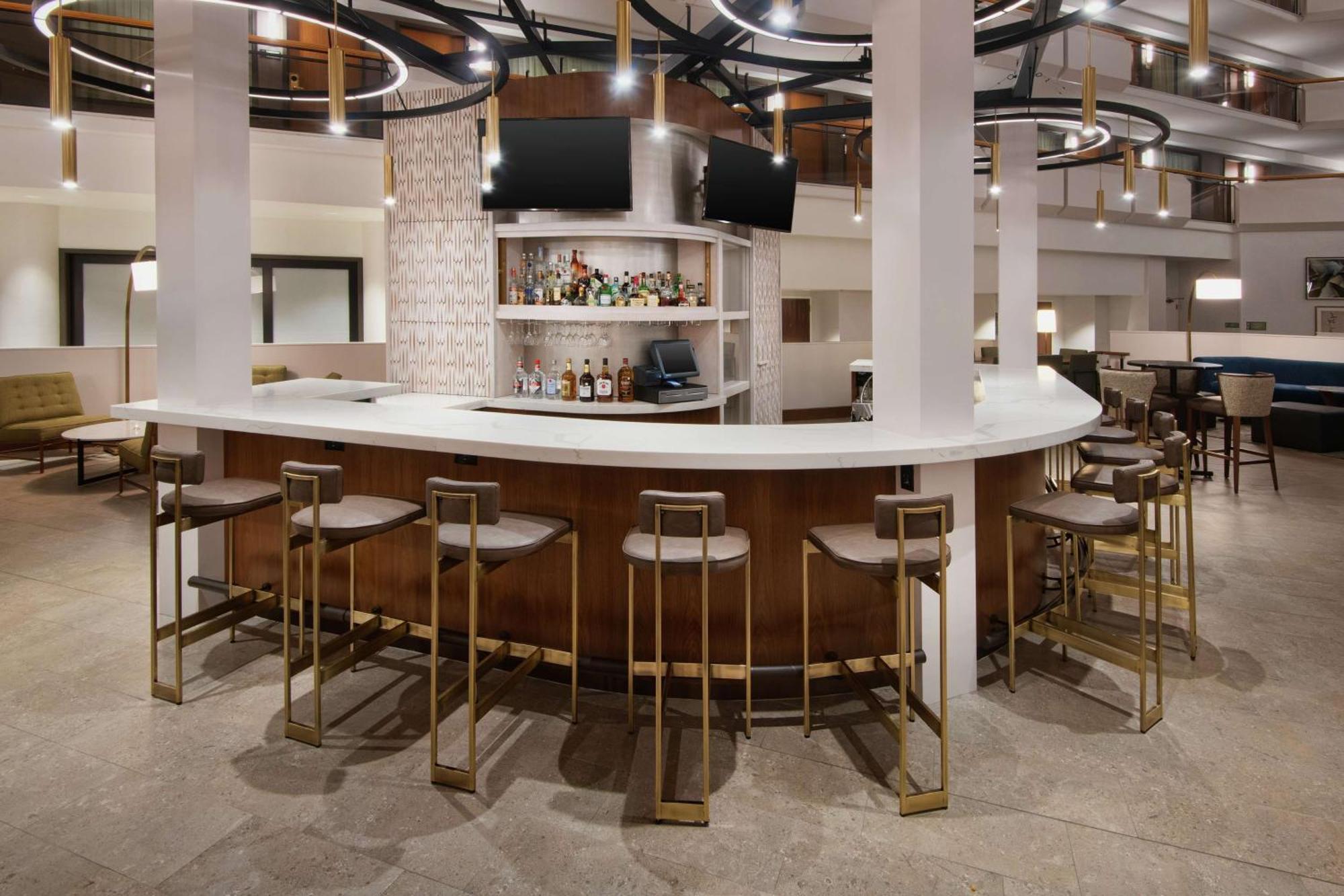 Embassy Suites Тайсънс Корнър Екстериор снимка