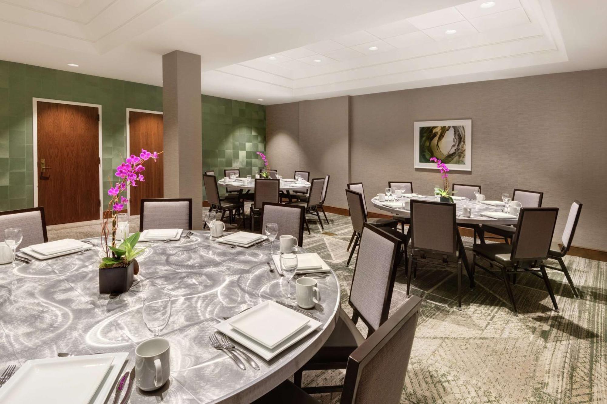 Embassy Suites Тайсънс Корнър Екстериор снимка