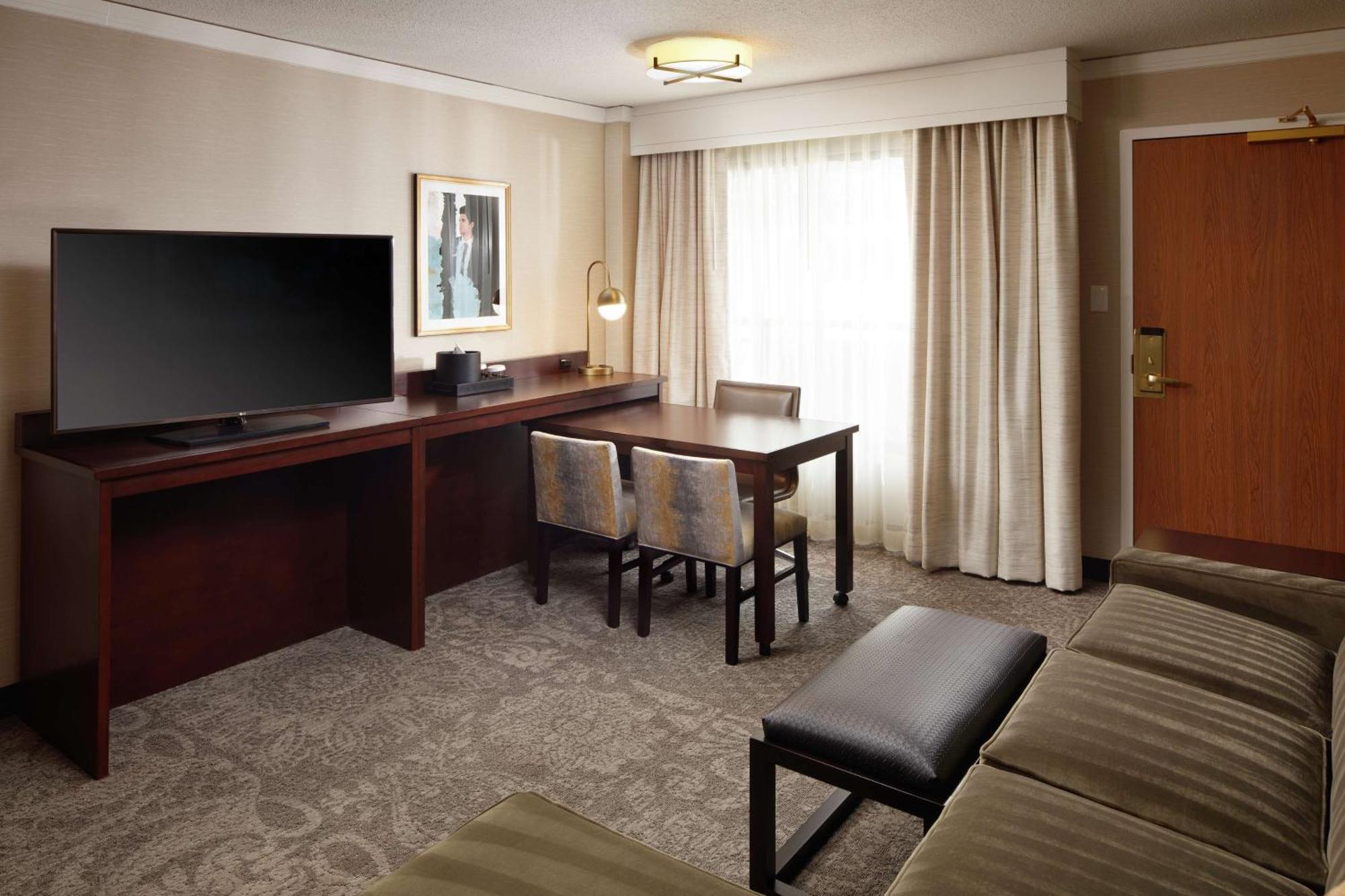 Embassy Suites Тайсънс Корнър Екстериор снимка