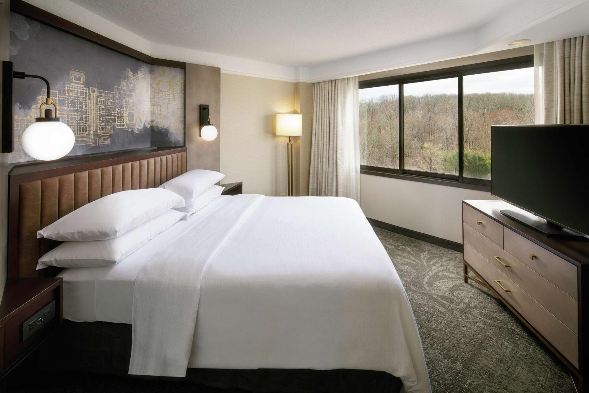 Embassy Suites Тайсънс Корнър Екстериор снимка