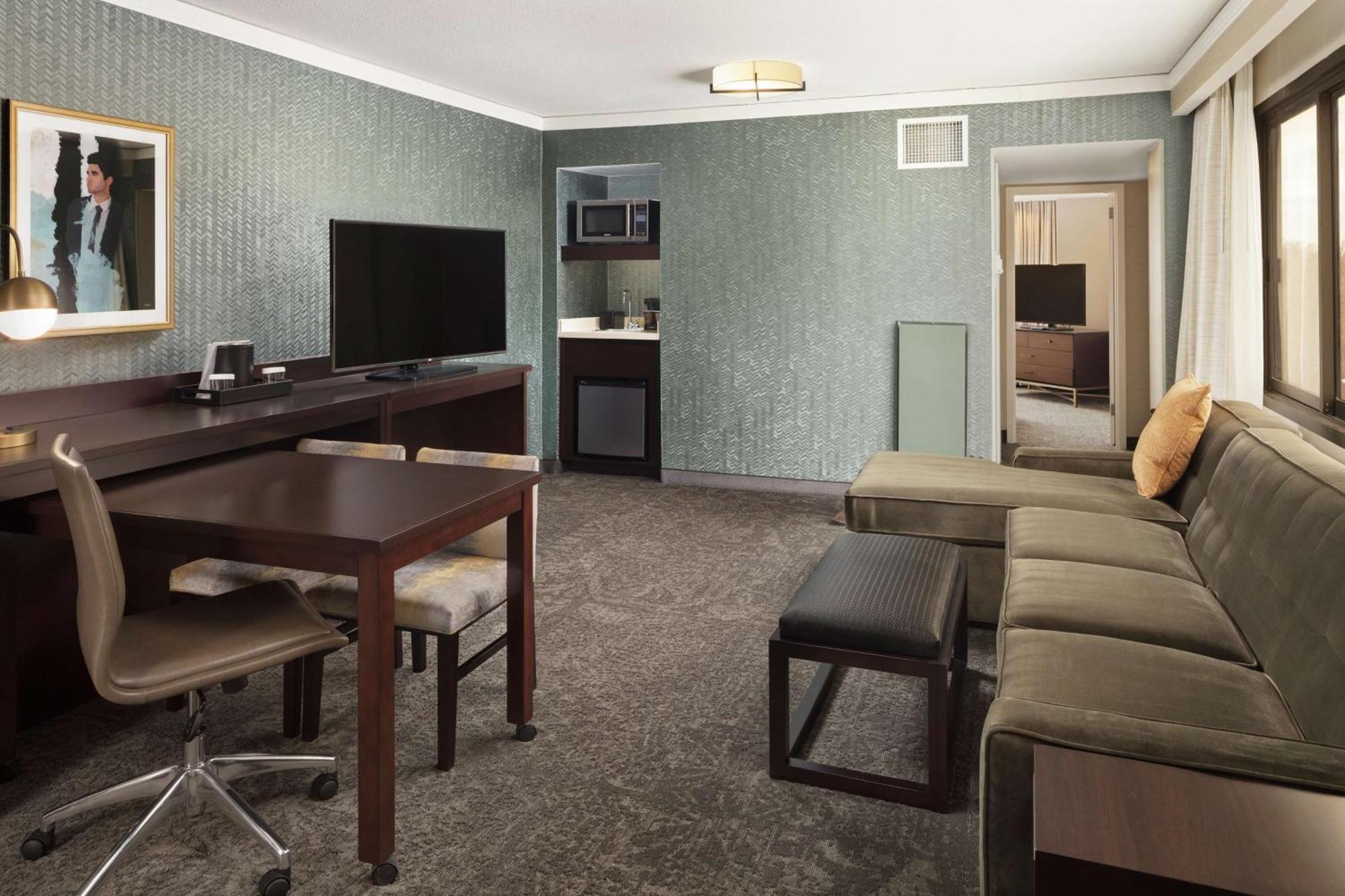 Embassy Suites Тайсънс Корнър Екстериор снимка