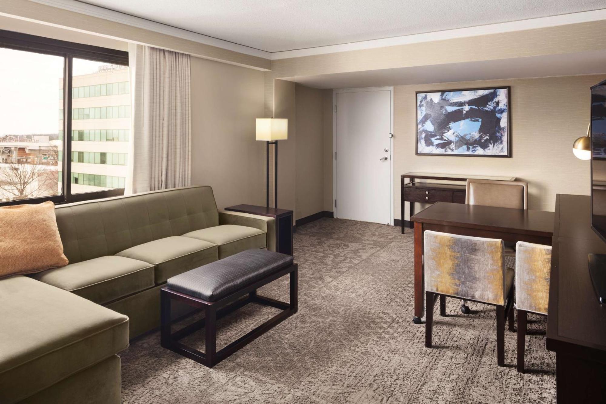 Embassy Suites Тайсънс Корнър Екстериор снимка