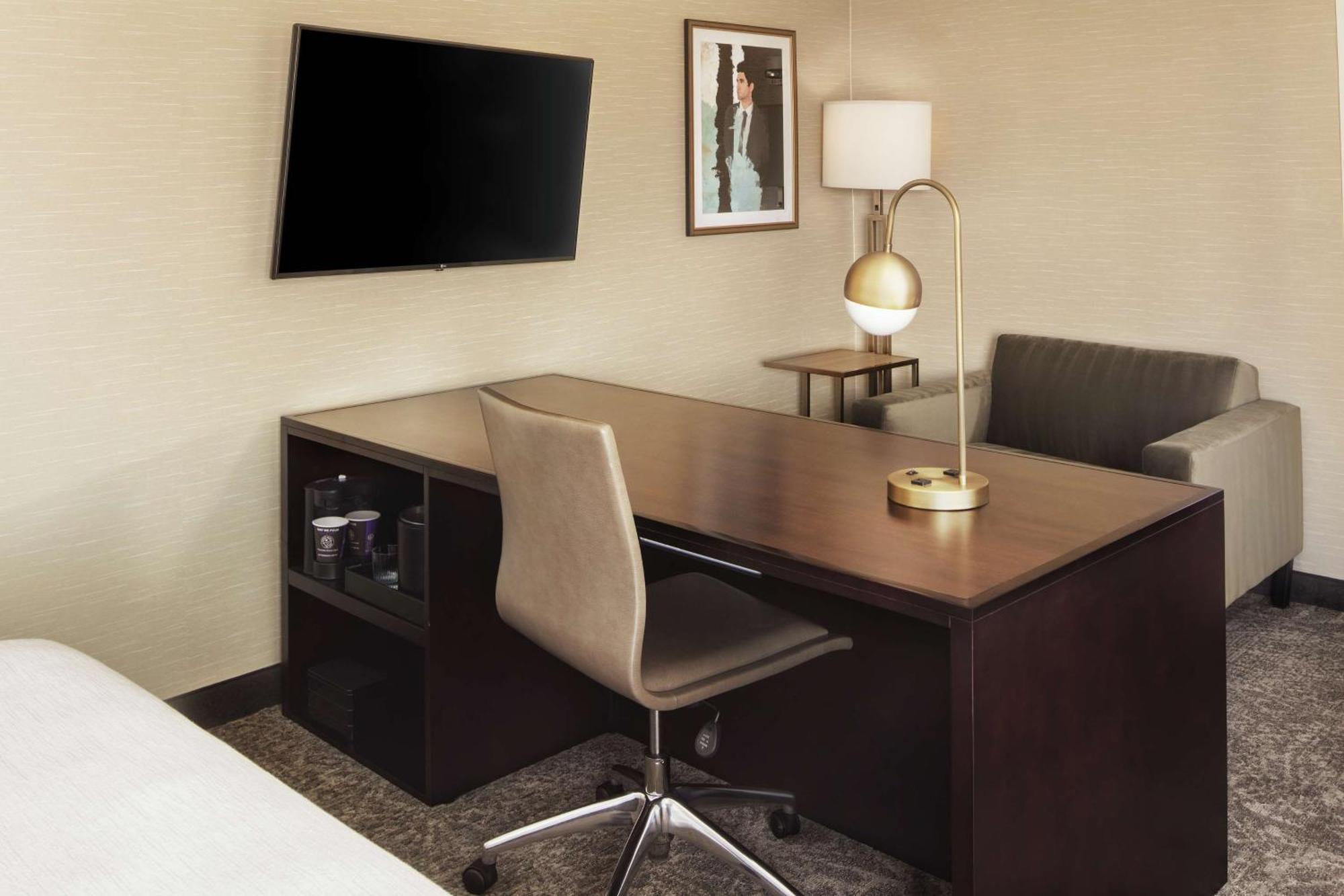 Embassy Suites Тайсънс Корнър Екстериор снимка