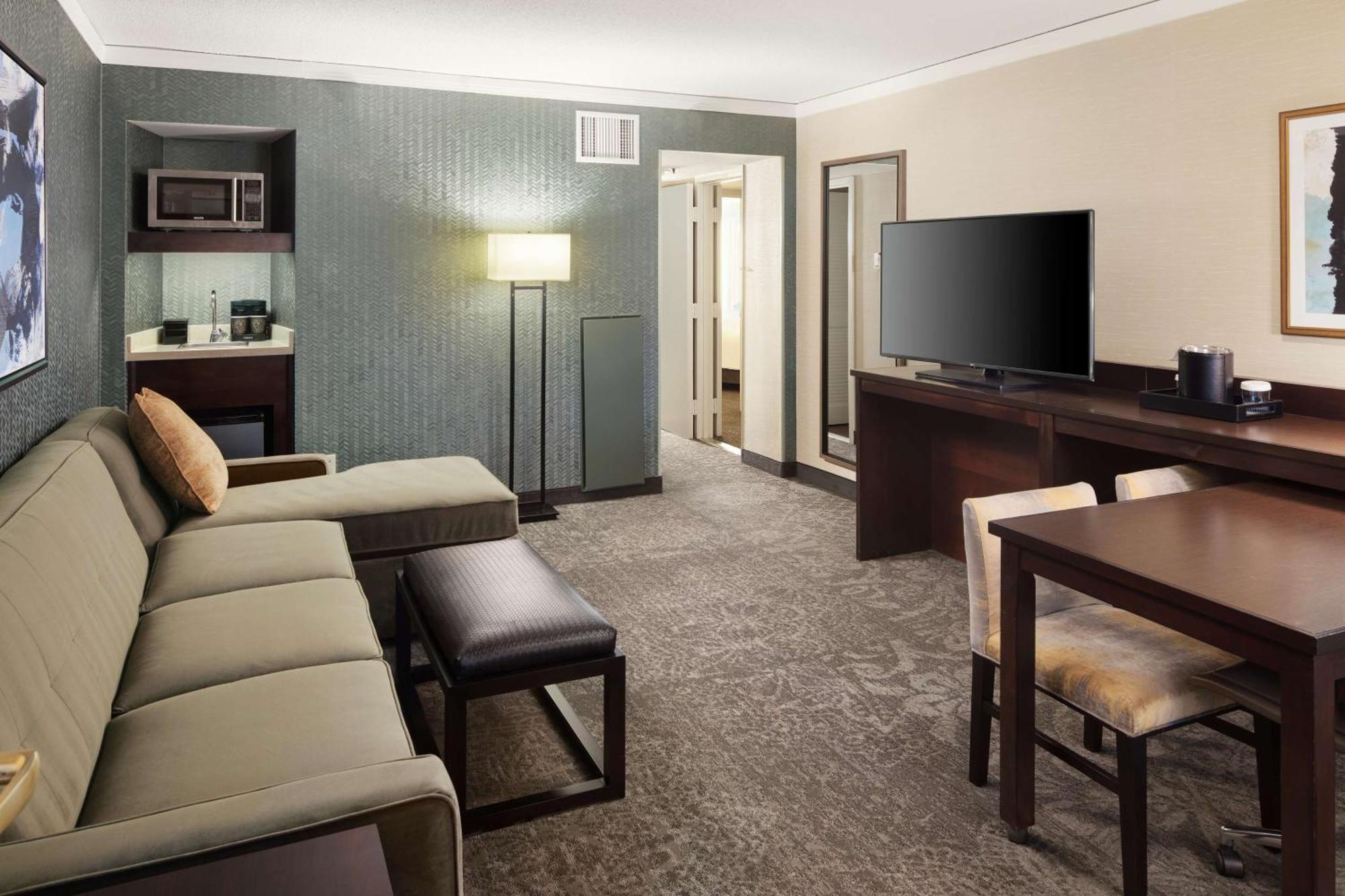 Embassy Suites Тайсънс Корнър Екстериор снимка