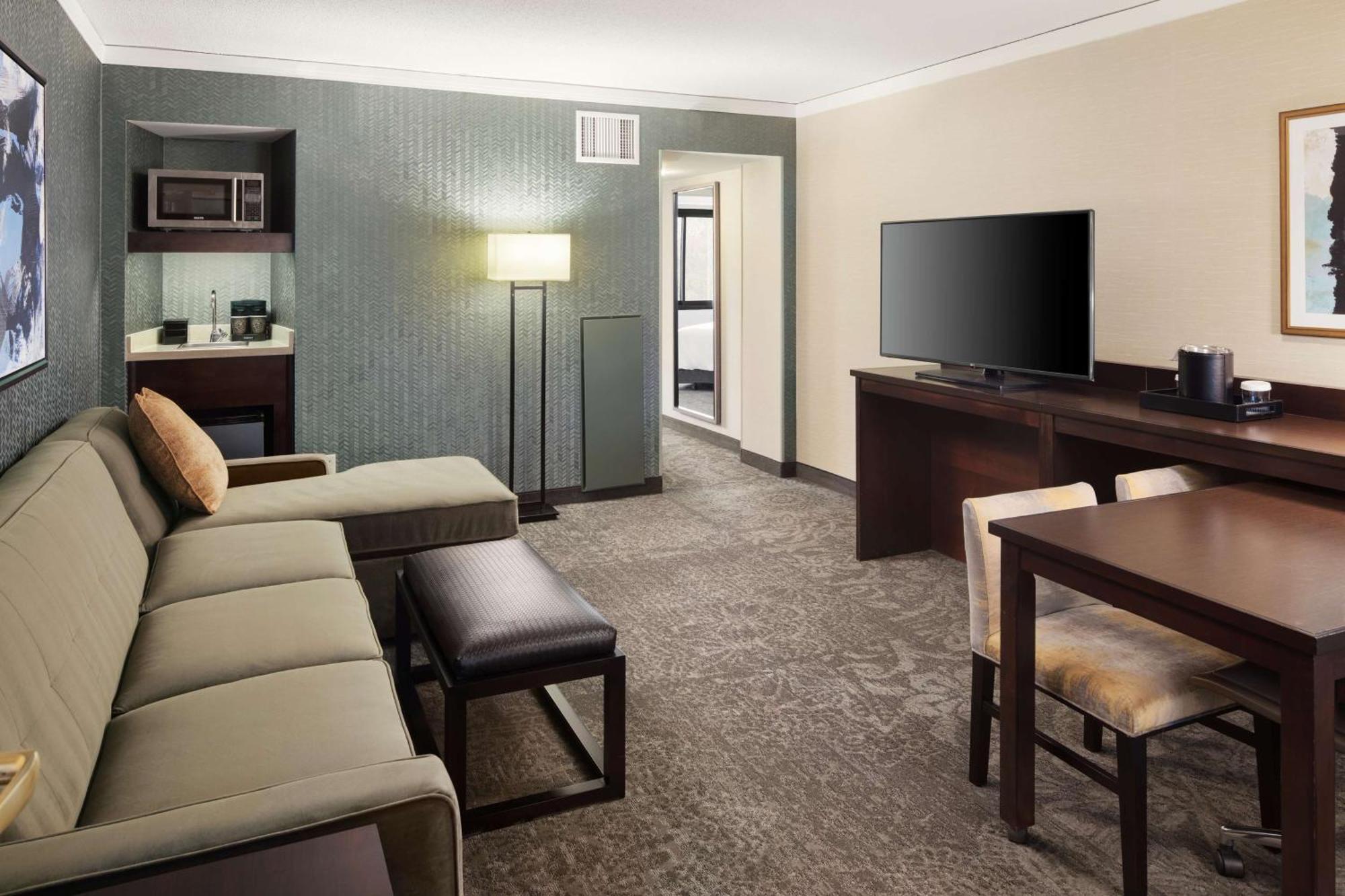Embassy Suites Тайсънс Корнър Екстериор снимка