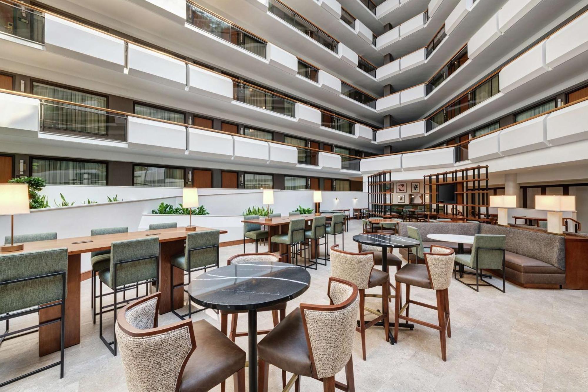 Embassy Suites Тайсънс Корнър Екстериор снимка