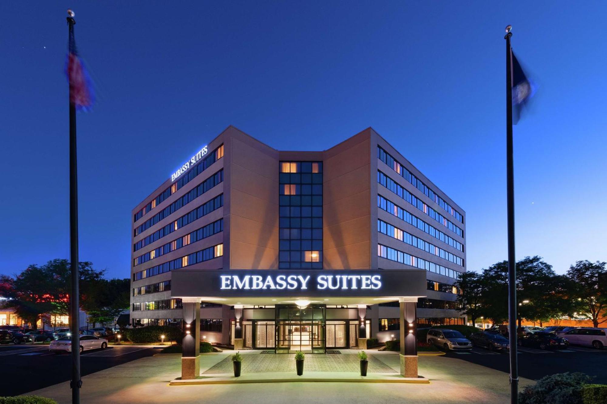 Embassy Suites Тайсънс Корнър Екстериор снимка