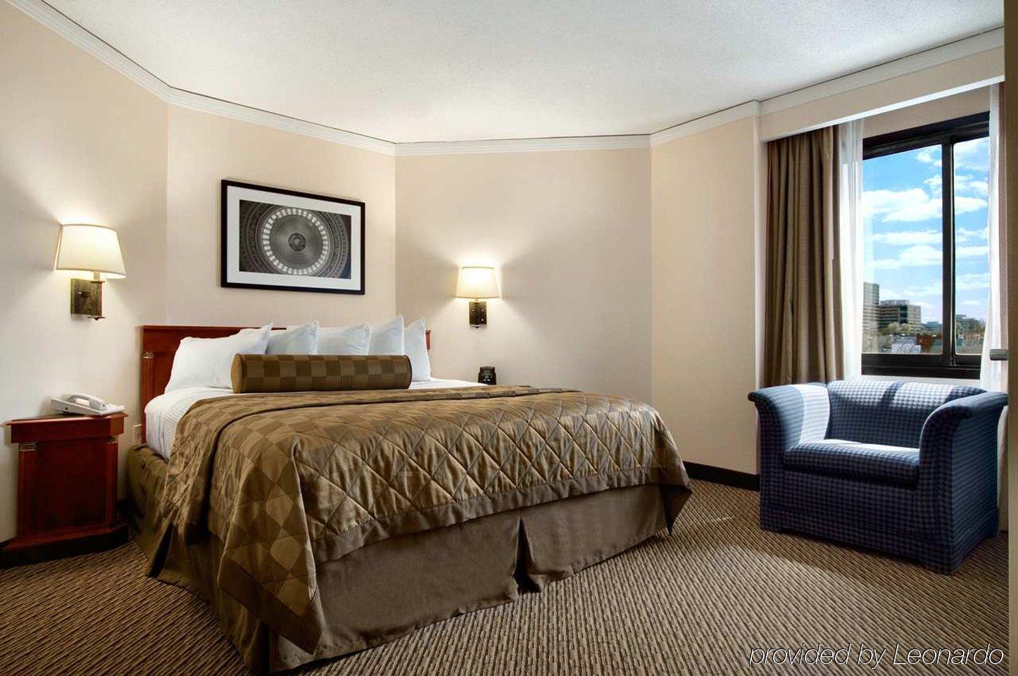 Embassy Suites Тайсънс Корнър Стая снимка