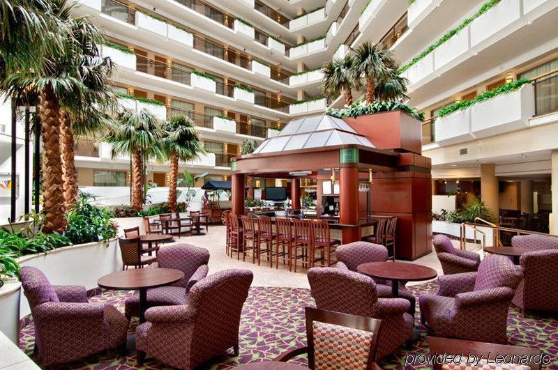 Embassy Suites Тайсънс Корнър Интериор снимка