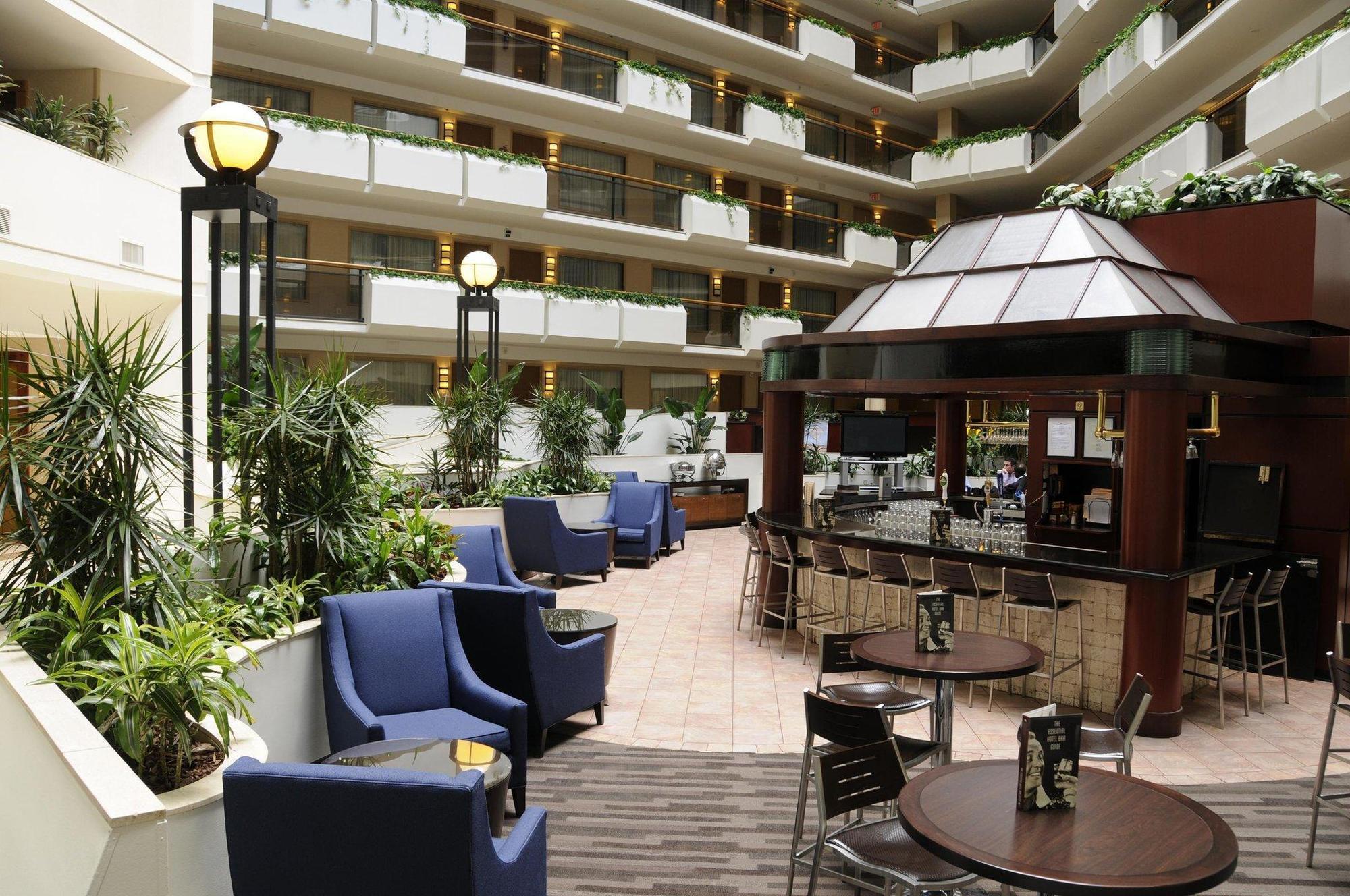Embassy Suites Тайсънс Корнър Интериор снимка