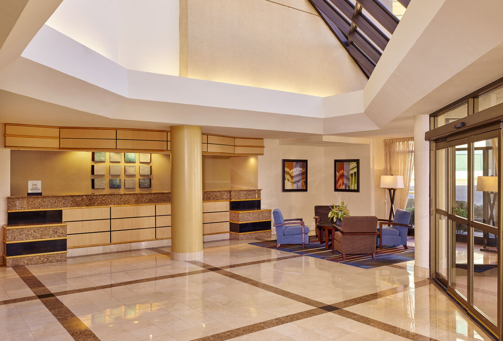 Embassy Suites Тайсънс Корнър Екстериор снимка