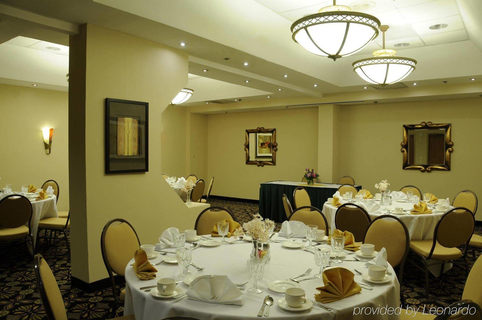 Embassy Suites Тайсънс Корнър Ресторант снимка