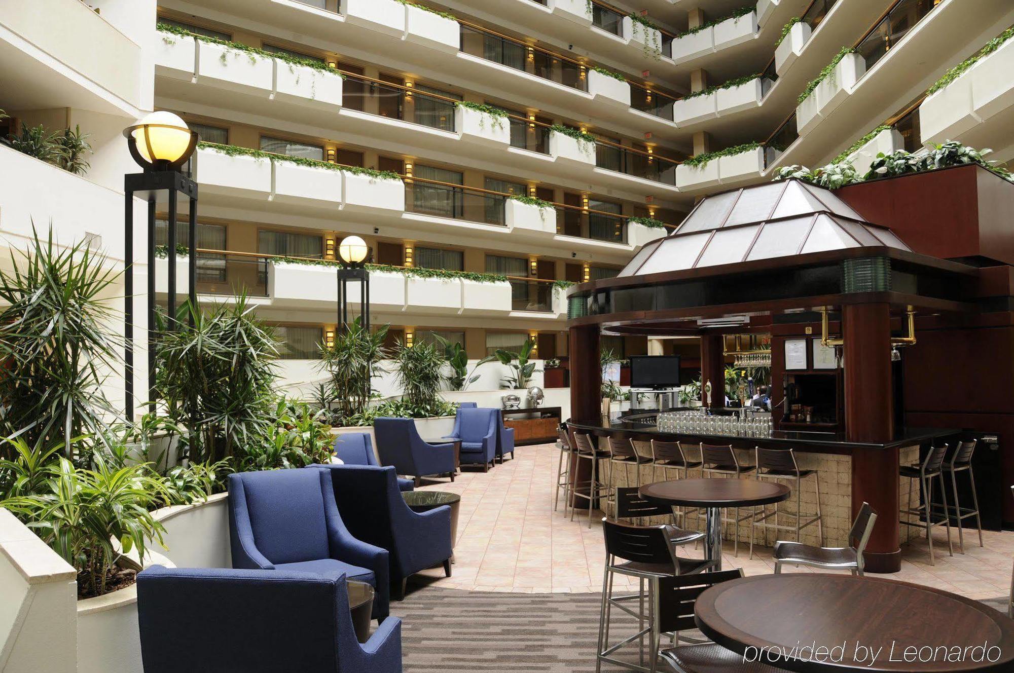 Embassy Suites Тайсънс Корнър Ресторант снимка