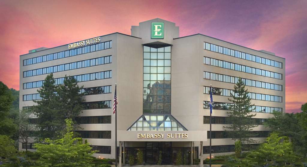 Embassy Suites Тайсънс Корнър Екстериор снимка
