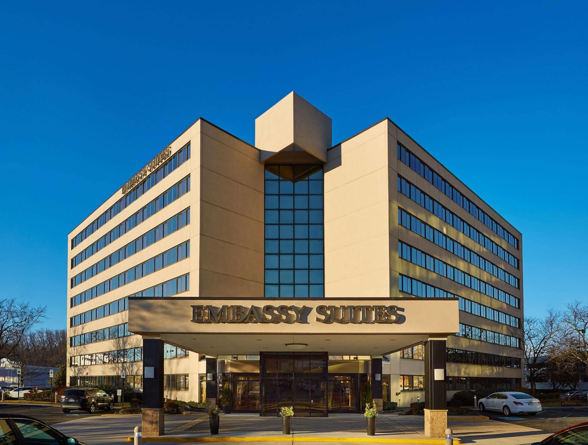 Embassy Suites Тайсънс Корнър Екстериор снимка