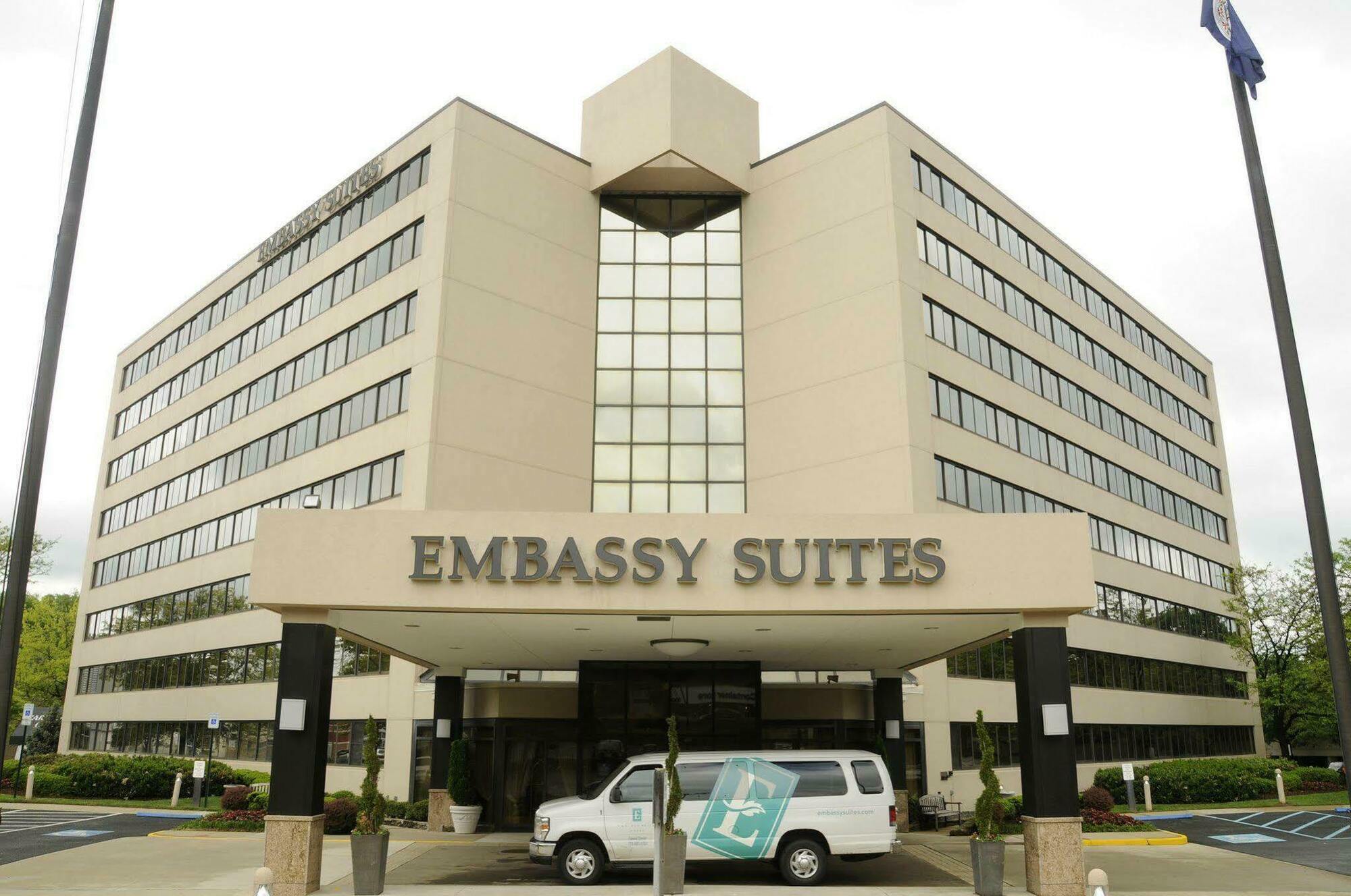 Embassy Suites Тайсънс Корнър Екстериор снимка