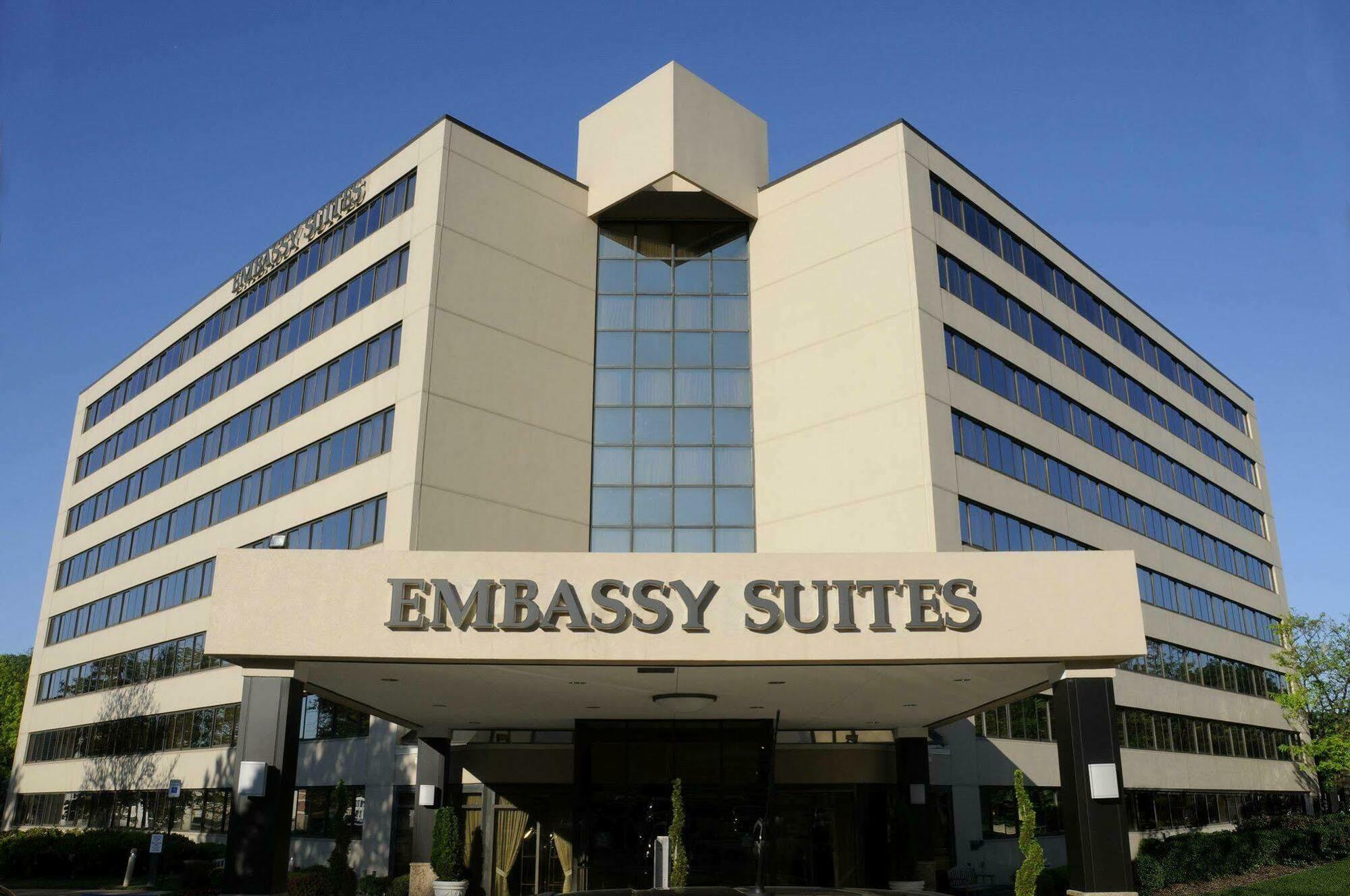 Embassy Suites Тайсънс Корнър Екстериор снимка