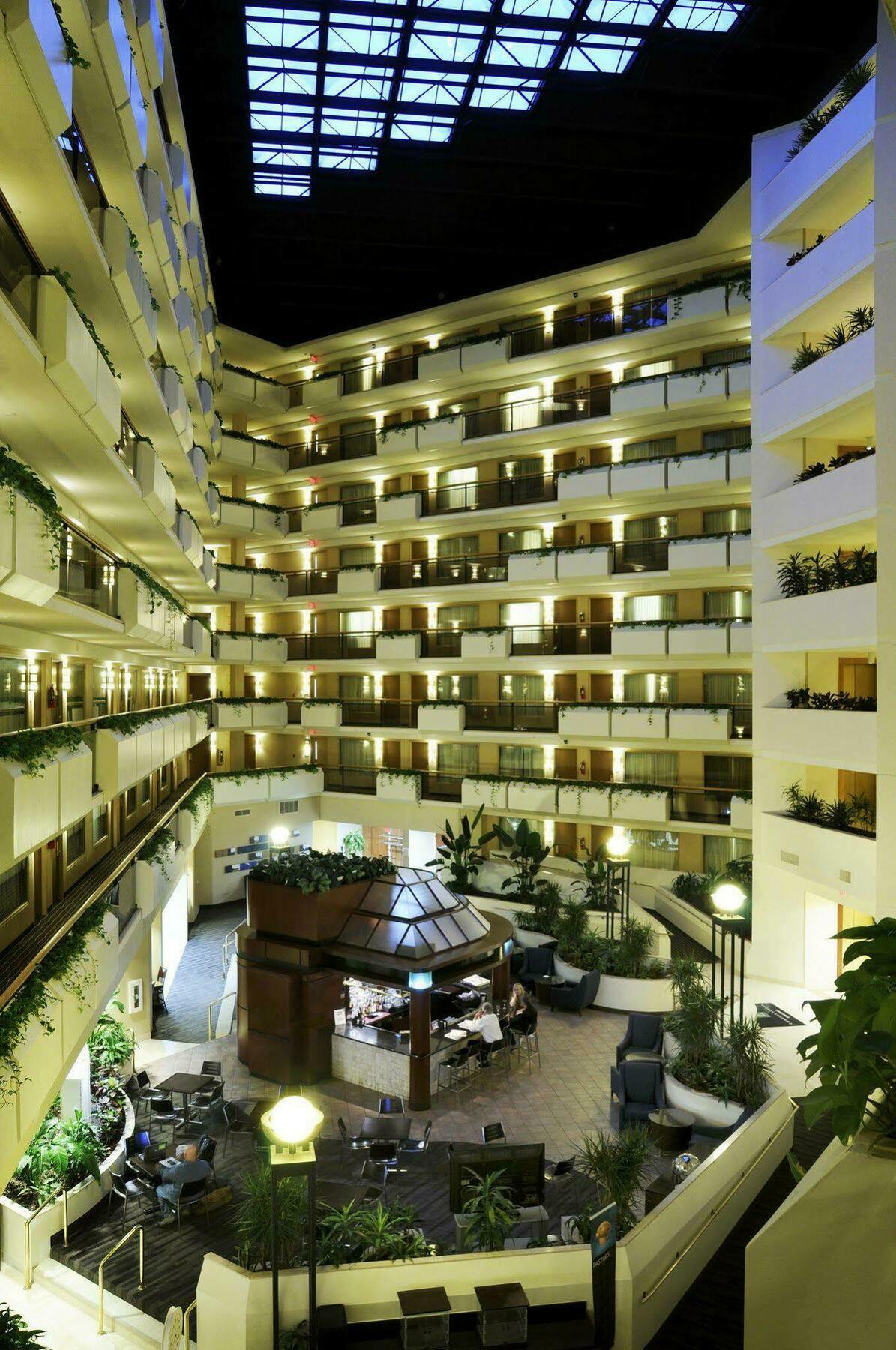 Embassy Suites Тайсънс Корнър Интериор снимка