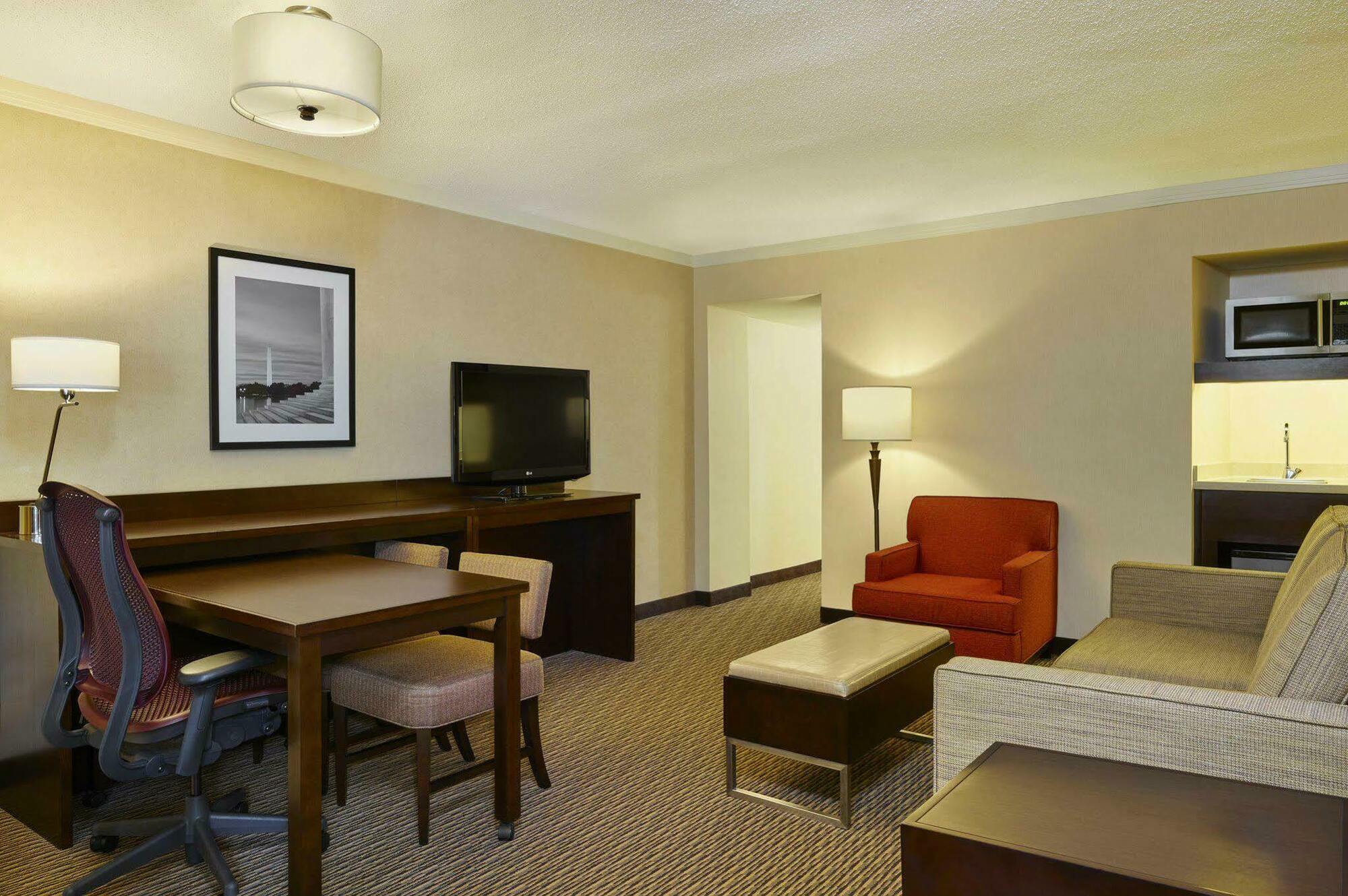 Embassy Suites Тайсънс Корнър Екстериор снимка